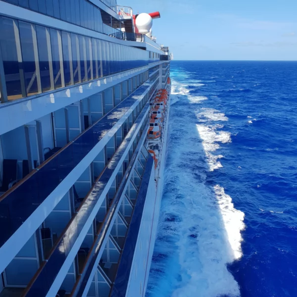 nave in movimento