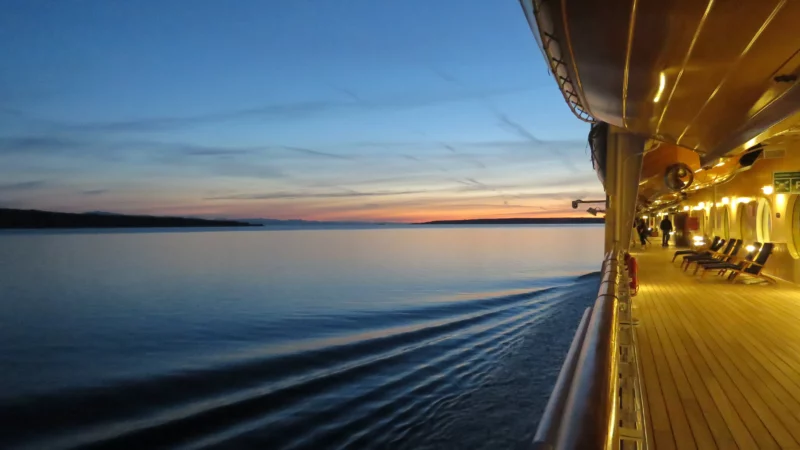nave al tramonto